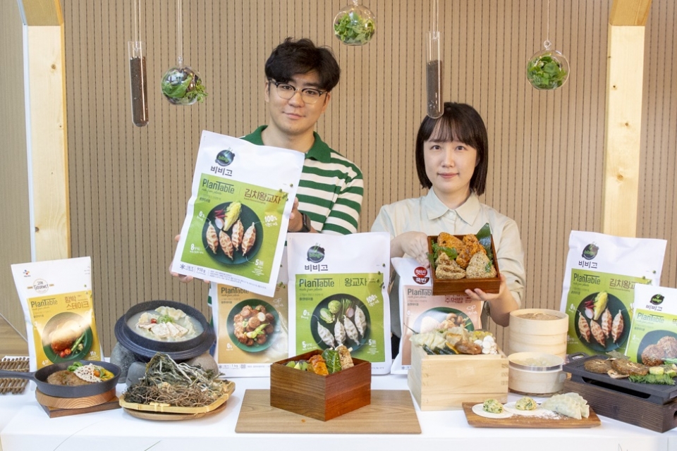 CJ제일제당 직원들이 플랜테이블 김치왕교자와 주먹밥을 소개하고 있다. [사진=CJ제일제당]