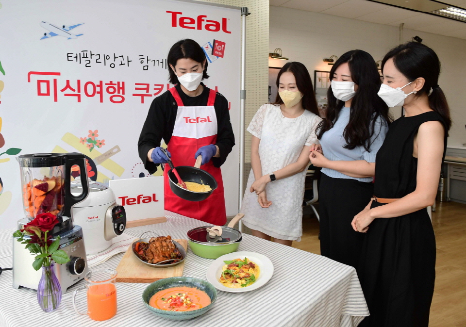 김기훈 셰프(왼쪽에서 첫 번째)가 테팔리앙 수강생들에게 ‘원픽냄비팬’을 활용한 요리를 설명하는 모습. [사진=테팔]