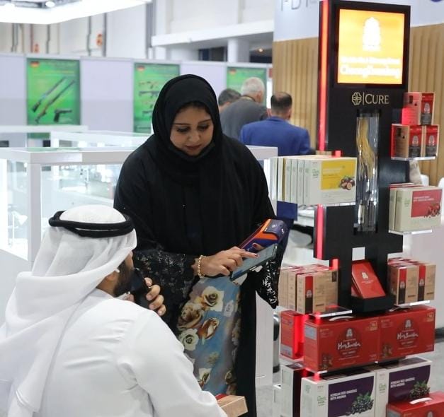 UAE의 한 약국 내 정관장 전용 카운터에서 약사가 소비자에게 제품 설명을 하고 있다. [사진=KGC인삼공사]