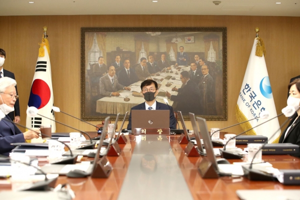 이창용 한국은행 총재가 8월25일 서울 중구 한국은행에서 열린 금융통화위원회 본회의를 주재하고 있다. (사진=한국은행)