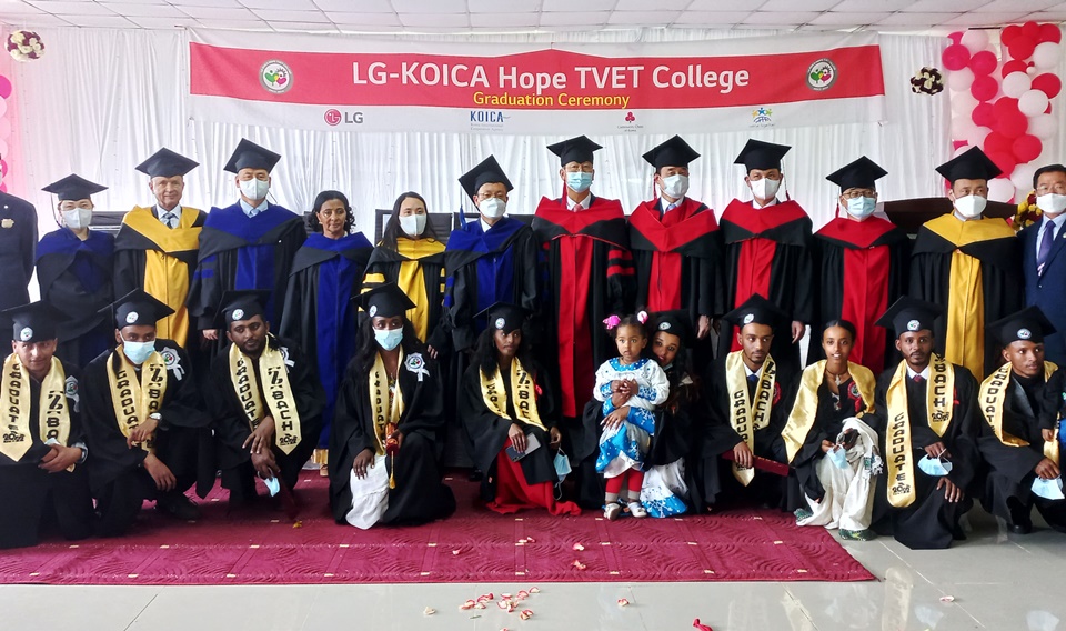 27일 에티오피아 수도 아디스아바바에서 열린 ‘제6회 LG-KOICA 희망직업훈련학교 졸업식’에 참석한 주요인사들이 졸업생들을 축하하고 있다.[사진=LG전자]
