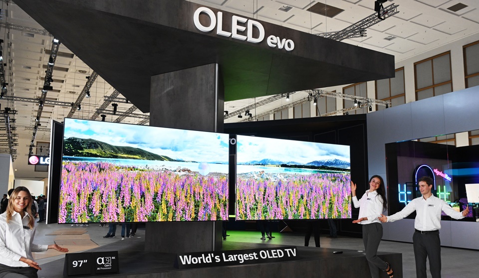 LG전자 모델이 IFA 2022 전시장에서 세계 최대 올레드 TV인 97형 올레드 에보 갤러리 에디션을 소개하고 있다.[사진=LG전자]