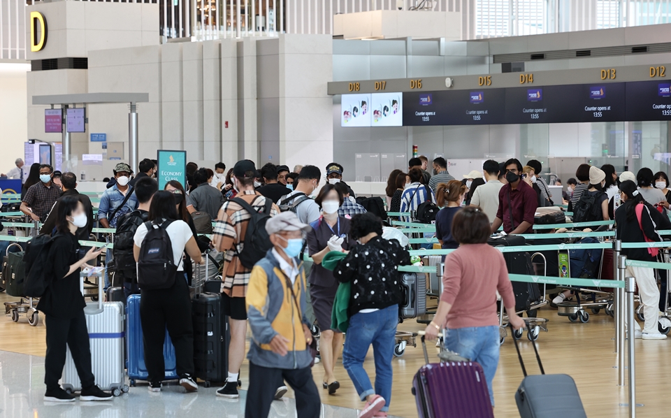 지난달 30일 인천국제공항 제1여객터미널 출국장이 여행객들로 붐비고 있다.[사진=연합뉴스]