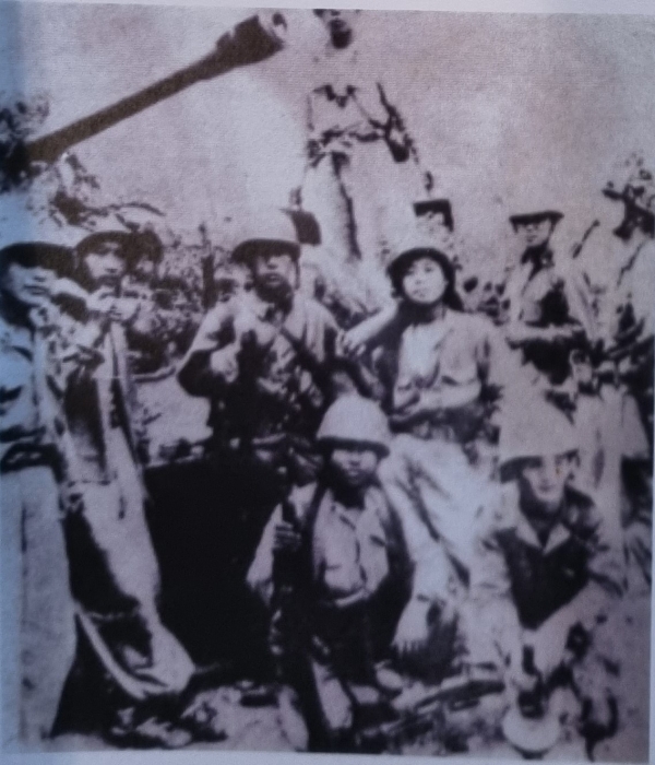 순천 출신 특공대원들이 북한군 전차를 격파 후 찍은 기념 사진, 앞줄 맨 오른쪽이 조달진 용사, 뒷줄 오른쪽이 조문종 용사.(책자 사진 촬영=양배승 기자)
