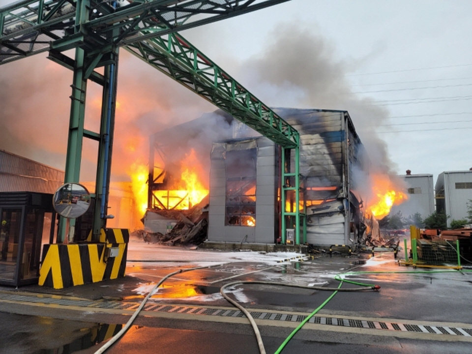 6일 인천시 동구 현대제철 공장에서 발생한 화재 현장 모습. [사진=연합뉴스]