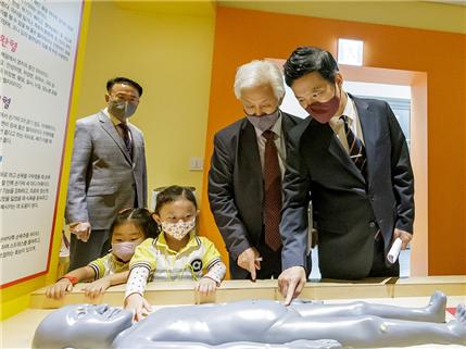 김태우 서울 강서구청장(오른쪽 첫 번째)이 22일 허준박물관 어린이체험실을 찾아 아이들과 함께 혈자리 체험 프로그램을 하고 있다.(사진=서울 강서구청)
