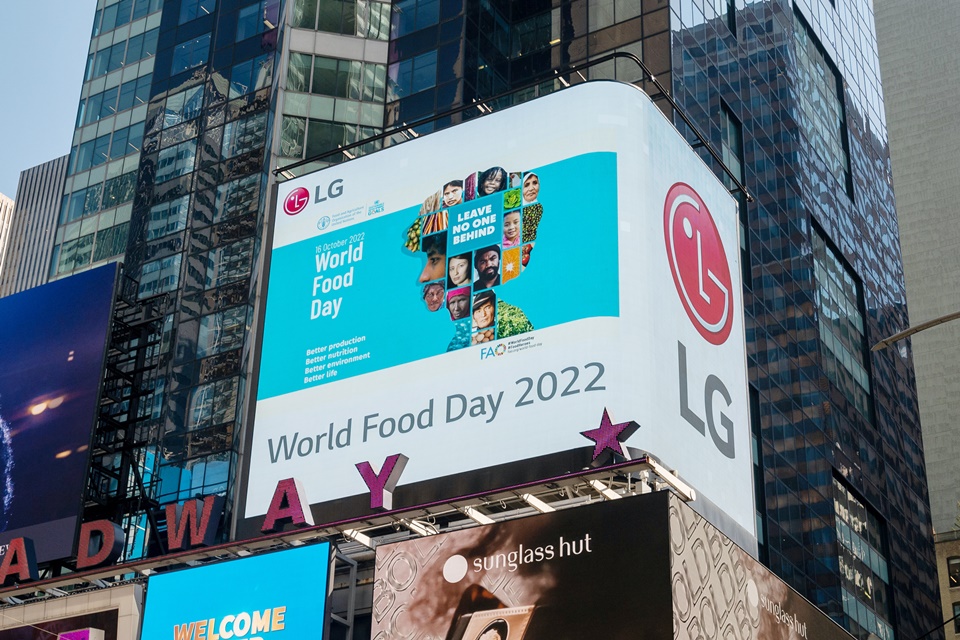 LG전자가 미국 뉴욕타임스스퀘어 전광판에서 세계 식량의 날 영상을 내보낸 모습.[사진=LG전자]