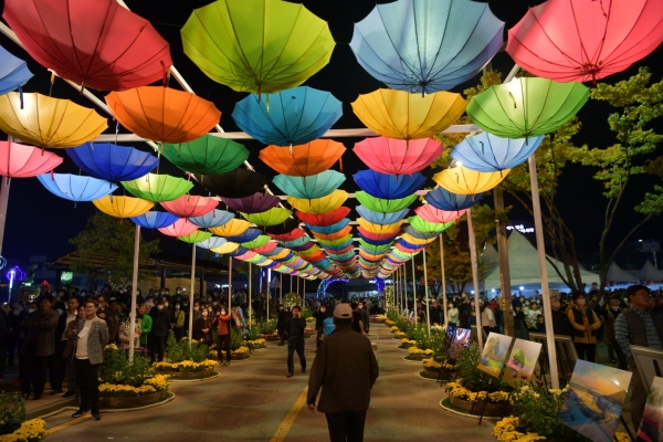 예산장터 우산거리 모습. (사진=예산군)