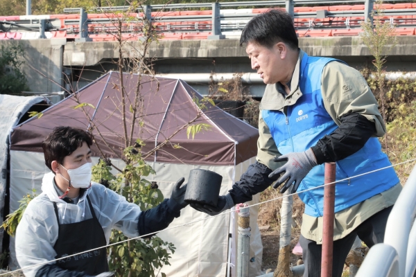 (오른쪽)김성한 DGB생명 대표가 지난 28일 서울 서초구 일대에서 연탄 나눔 봉사활동을 하고 있다. (사진=DGB생명)