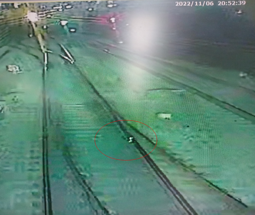 사고발생 열차의 사고지점 통과 전 전방 CCTV 영상. 표시한 부분이 레일 절손 파단면. (자료=국토부)
