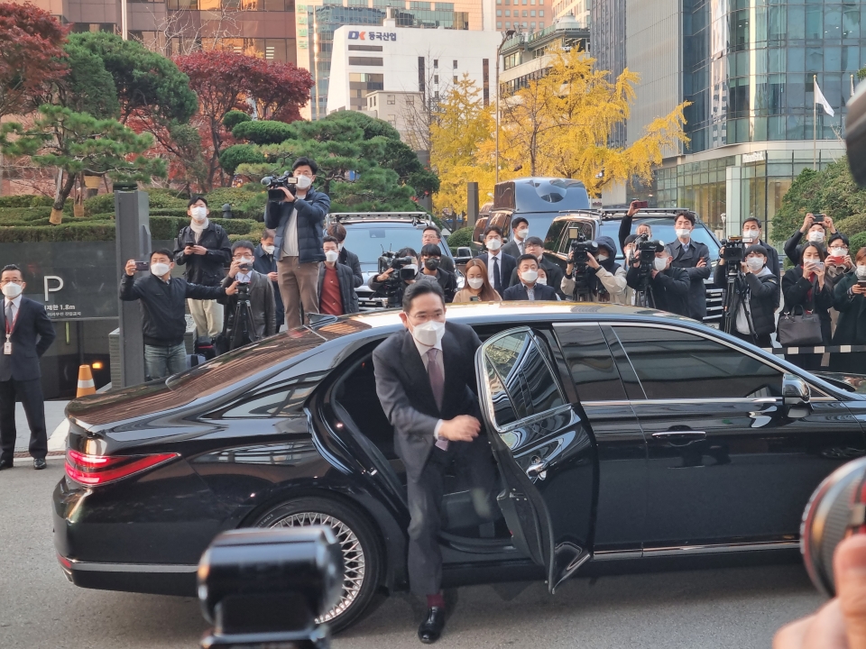이재용 삼성전자 회장이 17일 무함마드 빈 살만 사우디라아비아 왕세자와의 만남을 위해 서울 소공동 롯데호텔을 찾은 모습.