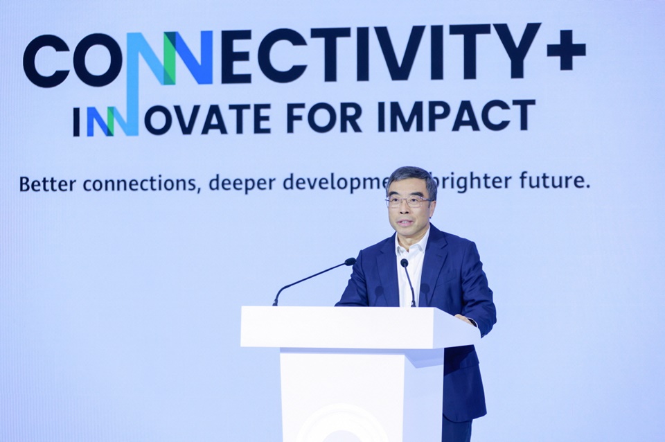 량 화 화웨이 회장이 지난 23일(현지시간) 중국 선전에서 개최한 ‘연결성이 혁신에 미치는 영향’ 포럼에서 기조연설을 하고 있다.[사진=화웨이]