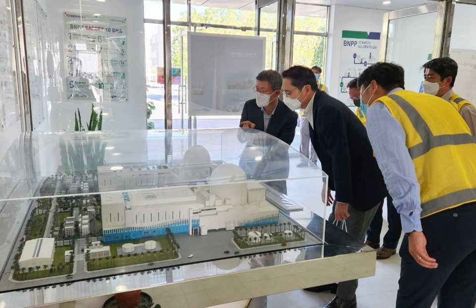 이재용 삼성전자 회장이 6일 아랍에미리트(UAE) 아부다비 알 다프라(Al Dhafra)州에 위치한 바라카(Barakah) 원자력 발전소 건설 현장을 방문했다.[사진=삼성전자]
