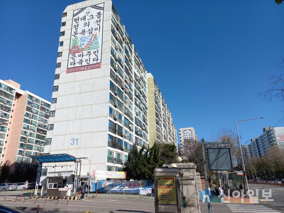 지난달 30일 서울시 강남구 은마아파트에 걸린 GTX 관통 반대 현수막. (사진=남정호 기자)