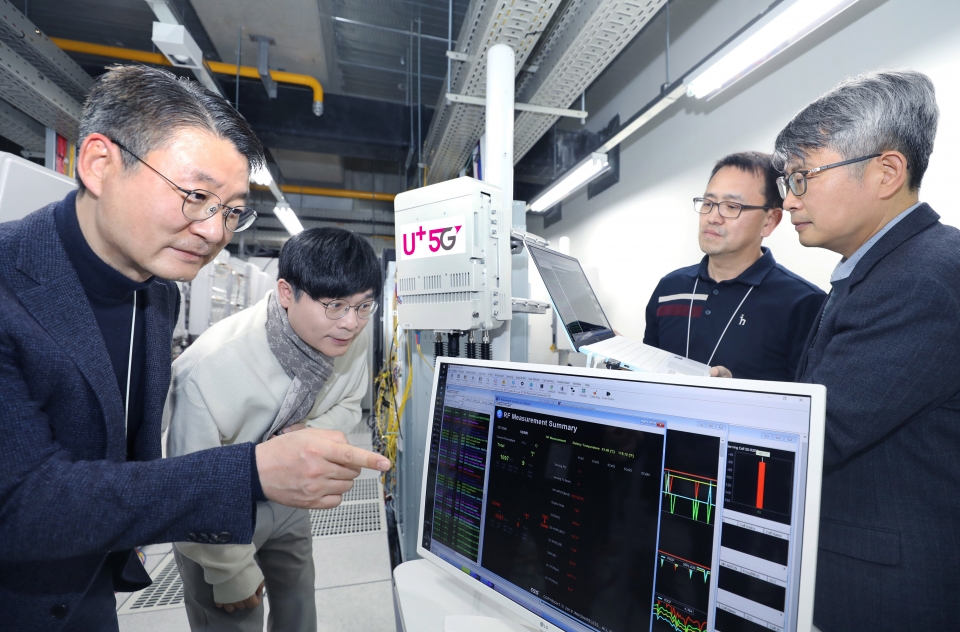 권준혁 LG유플러스 네트워크부문장(맨 왼쪽)이 노키아, 삼지전자 관계자로부터 O-RAN 장비에 대한 설명을 듣고 있는 모습.[사진=LG유플러스]