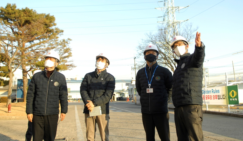김영범 신임 코오롱인더스트리 사장(오른쪽에서 두 번째)이 지난 12일 구미공장을 방문해 생산 설비 현황에 대한 설명을 듣는 모습. [사진=코오롱인더스트리]