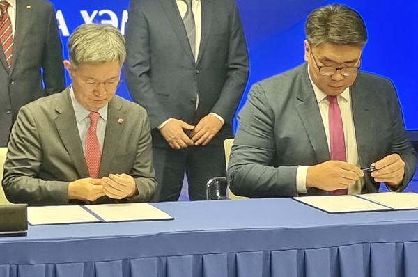 최원석 BC카드 대표이사 사장(왼쪽)과 르학수렌 뱌드란 몽골중앙은행 총재가 지난 26일 몽골 국회의사당에서 상호 협력을 위한 계약을 체결하고 있다. (사진=BC카드)