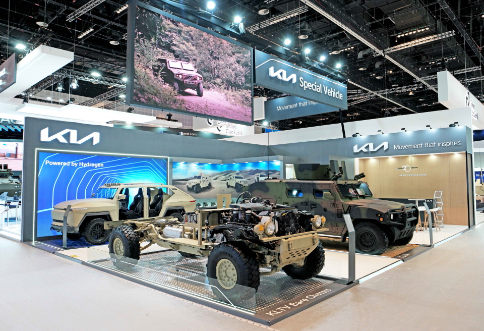 (사진 왼쪽부터) 기아의 수소 ATV 콘셉트카, 베어샤시 소형전술차량, 기갑수색 소형전술차량이 ‘UAE IDEX 2023’ 방산전시회 기아관에 전시된 모습. [사진=기아]