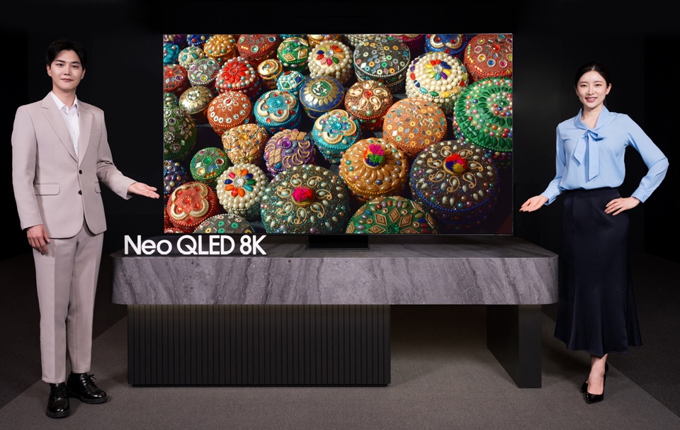 삼성전자 모델이 프리미엄 TV 시장을 주도하고 있는 Neo QLED 8K 2023년형 신제품을 소개하고 있다.[사진=삼성전자]
