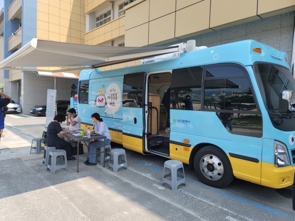 대전시는 한국타이어 대전공장 화재로 피해를 입은 시민과 상인들의 정신건강 향상과 찾아가는 심리지원을 위해 15일부터‘마음톡톡버스'를 운영하고 있다. (사진=대전시)