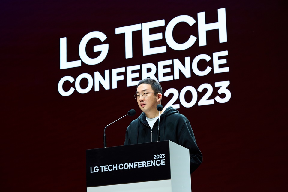 구광모 LG 대표가 16일 서울 마곡 LG사이언스파크에서 열린 ‘LG테크콘퍼런스’에서 오프닝 스피치를 하고 있다.[사진=LG]