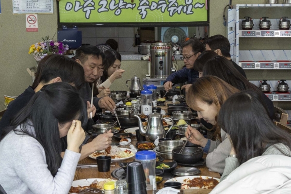 대덕구 공직자들이 16일 한국타이어 대전공장 화재로 어려움을 겪는 목상동 골목상권을 돕고자 지역 식당을 찾아 점심 식사를 하고 있다.(사진=대덕구)