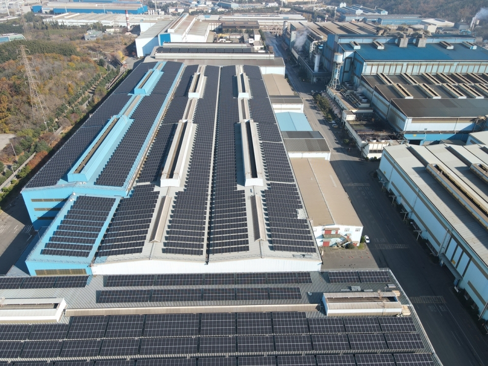 동국제강 포항공장 지붕에 설치된 태양광 자가발전 설비 모습.[사진=동국제강]