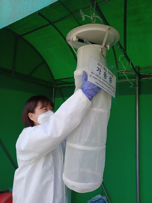 대전시 보건환경연구원은 선제적 감염병예방 및 대응을 위한 매개모기 밀도조사 및 병원체 감시를 4월부터 10월까지 실시하고 있다. (사진=대전보건환경연구원)