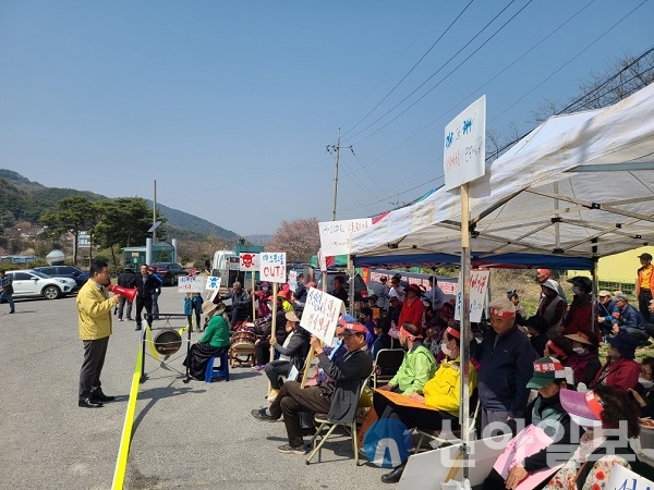 31일 서산시 해미면 대곡2리 주민 100여명이 모여 건설폐기물사업장 반대집회를 이어가고 있다.(사진=독자제공)