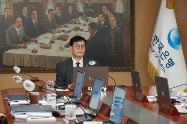 이창용 한국은행 총재가 11일 오전 서울 중구 한국은행에서 열린 금융통화위원회 본회의에서 회의를 주재하고 있다. 
