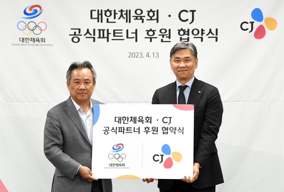 김홍기 CJ 대표이사(오른쪽)와 이기흥 대한체육회 회장(왼쪽)이 공식 파트너 후원 협약을 맺은 후 기념 촬영을 하고 있다.[사진=CJ]