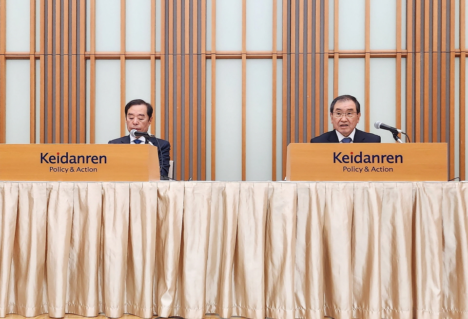김병준 전경련 회장직무대행(왼쪽)과 도쿠라 마사카즈 경단련 회장(오른쪽)이  10일 도쿄 경단련회관에서 ‘한일·일한 미래파트너십 기금 진행상황 기자회견’을 하고 있다. [사진=전경련]