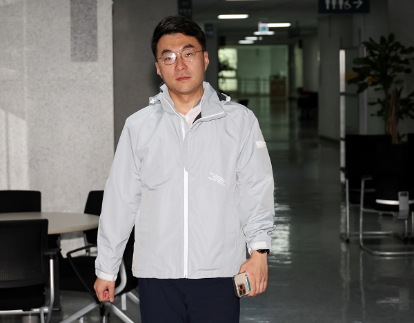 민주당 김남국 의원이 14일 국회 의원실로 출근하고 있다. 김 의원은 출근 후 페이스북을 통해 탈당을 선언했다. (사진=연합뉴스)