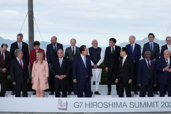 G7 의장국인 일본 초청에 따른 참관국(옵서버) 자격으로 G7 정상회의 참석한 윤석열 대통령이 20일 일본 히로시마 그랜드프린스호텔에서 열린 G7 정상회의에서 각국 정상들과 기념촬영을 하고 있다.(사진=대통령실)
