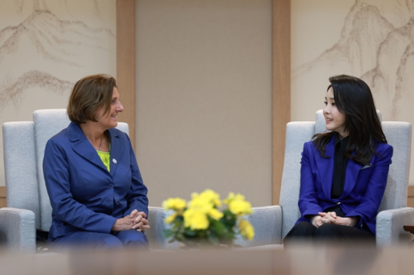 김건희 여사가 21일 서울 용산 대통령실에서 올라프 숄츠 독일 총리와 함께 한국을 공식 방문한 브리타 에른스트 여사와 환담을 나누고 있다. (사진=대통령실)