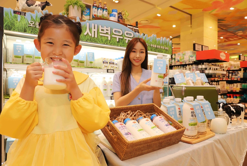 모델들이 신세계백화점 강남점에서 판매하는 '새벽우유'를 소개하고 있다.[사진=신세계]