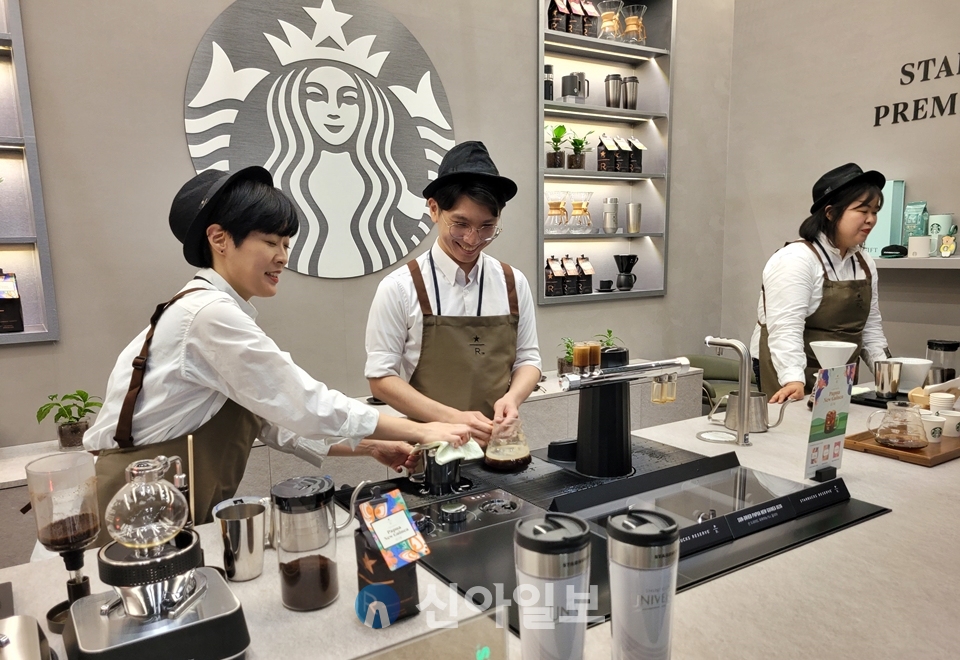 스타벅스 바리스타들이 오비소 머신으로 커피를 추출하고 있다.[사진=김소희 기자]