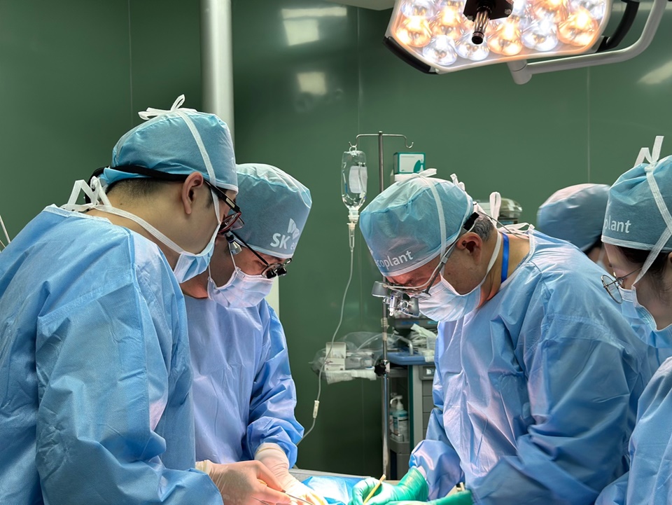 SK가 올해 베트남 꽝응아이에서 진행한 ‘베트남 얼굴기형 어린이 무료수술’ 행사에 참여한 의료진들이 수술을 진행하고 있다.[사진=SK]