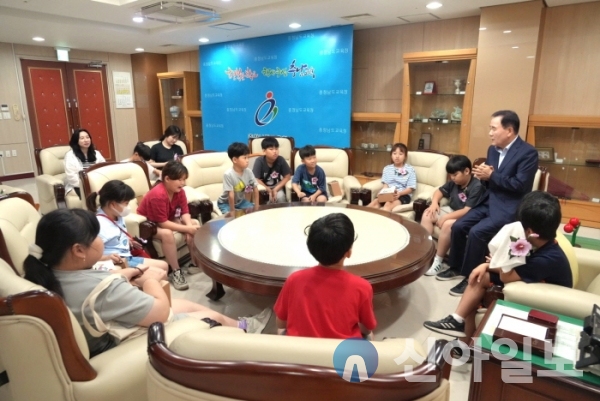 6일 충남교육청 접견실에서 김지철 교육감과 예산 신암초 학생들이 미래교육에 대해 이야기 하고 있다.(사진=충남교육청)