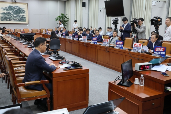 14일 오전 국회 운영위원회 전체회의가 여당 의원들의 불참 속에 열리고 있다. (사진=연합뉴스)