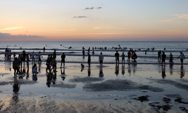무더운 날씨를 보인 3일 제주시 삼양해수욕장에서 피서객들이 물놀이하거나 해변을 걷고 있다.(사진=연합뉴스)