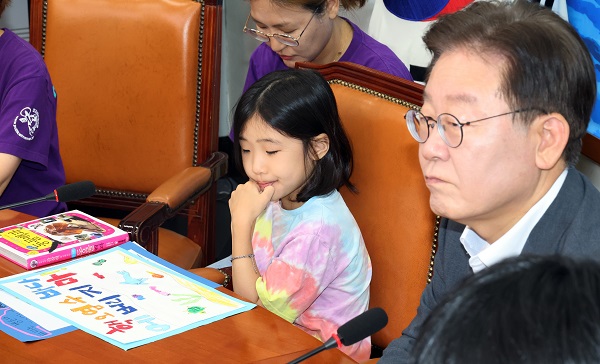 더불어민주당 이재명 대표가 지난 8일 국회에서 열린 후쿠시마 핵 오염수 저지를 위한 아동, 청소년, 양육자 간담회에 참석하고 있다. (사진=연합뉴스)