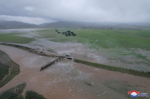 김정은 북한 국무위원장은 최근 6호 태풍 '카눈'에 의한 폭우로 피해가 발생한 강원도 안변군 오계리 일대를 돌아봤다고 조선중앙통신이 14일 보도했다.(사진=연합뉴스)