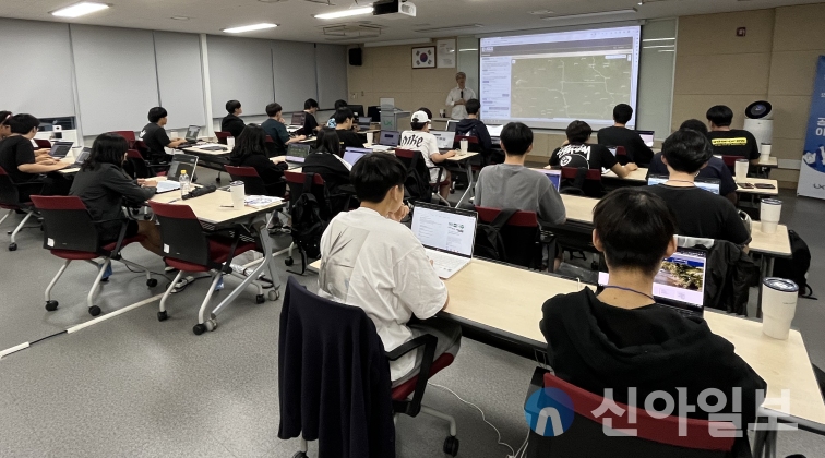 LX공간정보아카데미가 이달 21일부터 25일까지 서울디지텍고등학교 인공지능소프트웨어과 학생 24명을 대상으로 공간정보융합 서비스 과정을 운영했다. (사진=LX국토정보교육원)