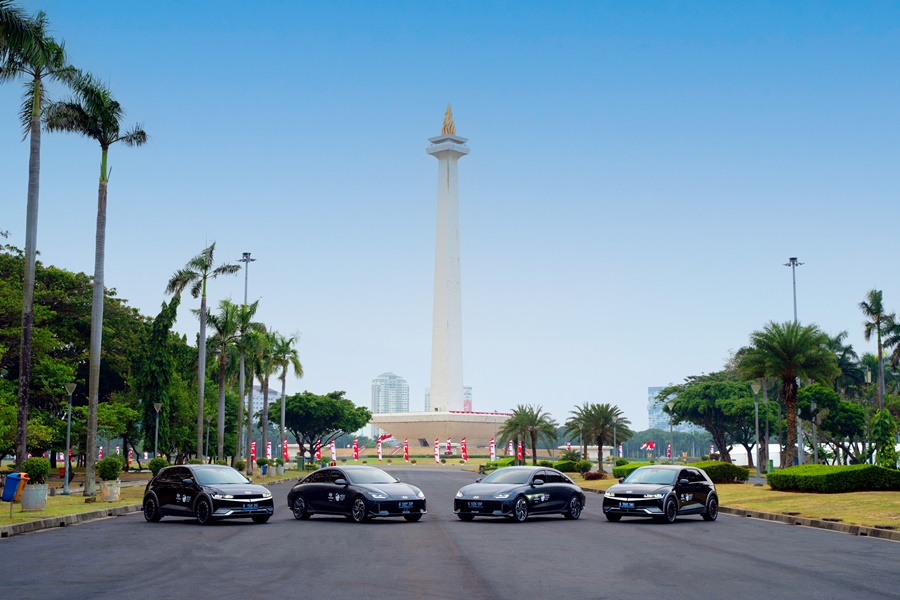자카르타 모나스 광장 독립기념탑 앞에 서있는 제43차 아세안 정상회의 공식 차량.[사진=현대자동차]