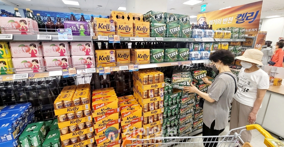 소비자들이 마트에 진열된 켈리·테라 등 하이트진로 맥주 제품을 살펴보고 있다. [사진=박성은 기자]