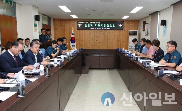 사진 밀양시(박일호 밀양시장이 6일 밀양경찰서 회의실에서 개최된 밀양시 지역치안협의회를  진행하고고 있다.)