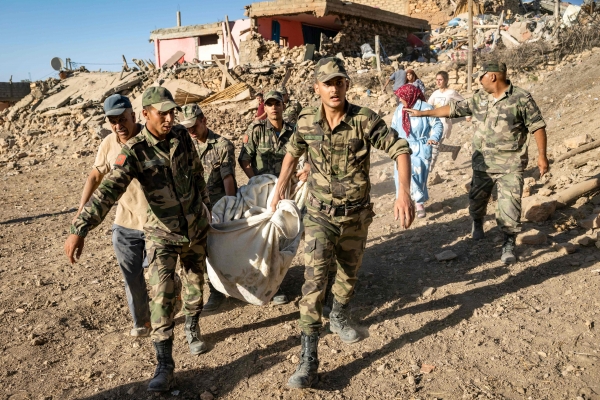 지진 피해자 구조에 나선 모로코군(사진=AFP 연합뉴스)