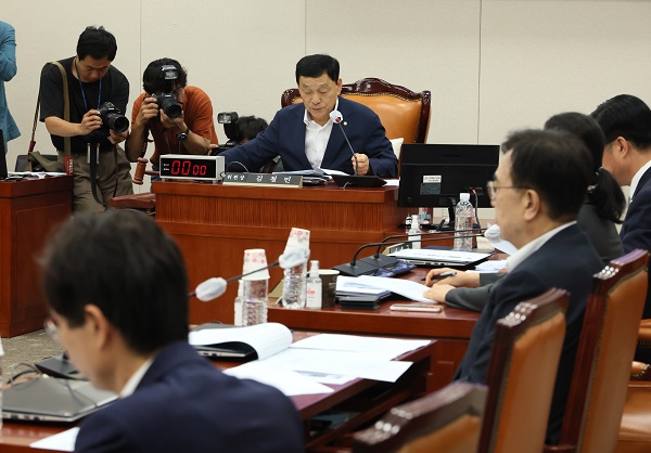 15일 국회에서 열린 교육위원회 전체회의에서 김철민 위원장이 의사봉을 두드리고 있다. 교육위는 이날 교권보호 4법을 의결했다. (사진=연합뉴스)