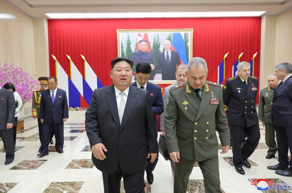 김정은 북한 국무위원장(왼쪽)과 세르게이 쇼이구 러시아 국방부 장관(사진=조선중앙통신 연합뉴스)